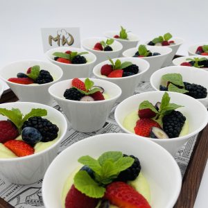 Avocado Limetten Creme mit Beeren