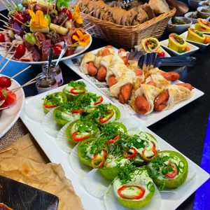 mit Frischkäse gefüllte Tomate