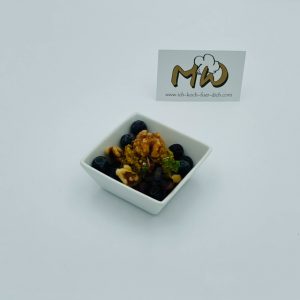 Quinoasalat mit Blaubeeren und Nüssen